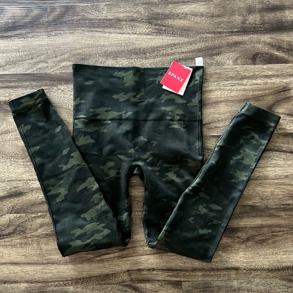 Athletic Leggings By Spanx In Camouflage Print, Size: M main image 1